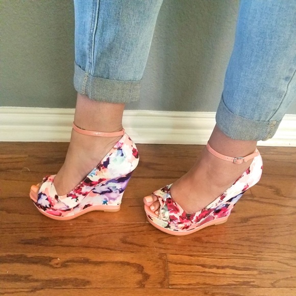 👀 Floral Wedge Sandal - Picture 3 of 6